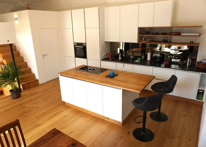Aussergewoehnliche Loft-wohnung In Einer Alten Barons Mit Suedterrasse Und Privatem Garten *