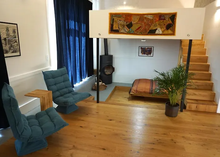 Aussergewoehnliche Loft-wohnung In Einer Alten Barons Mit Suedterrasse Und Privatem Garten