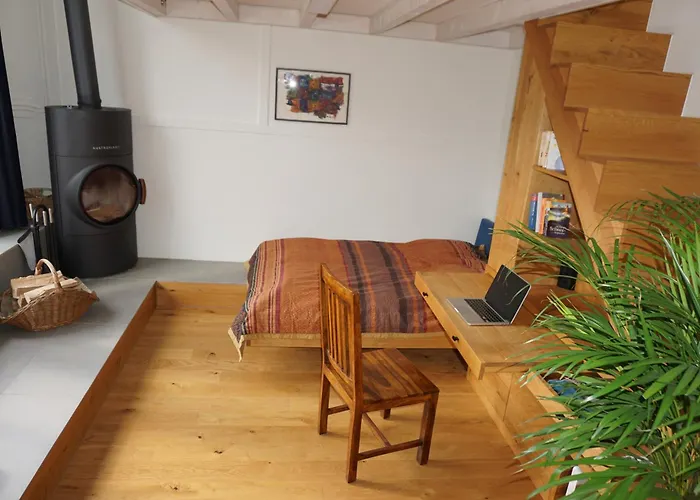 Aussergewoehnliche Loft-wohnung In Einer Alten Barons Mit Suedterrasse Und Privatem Garten